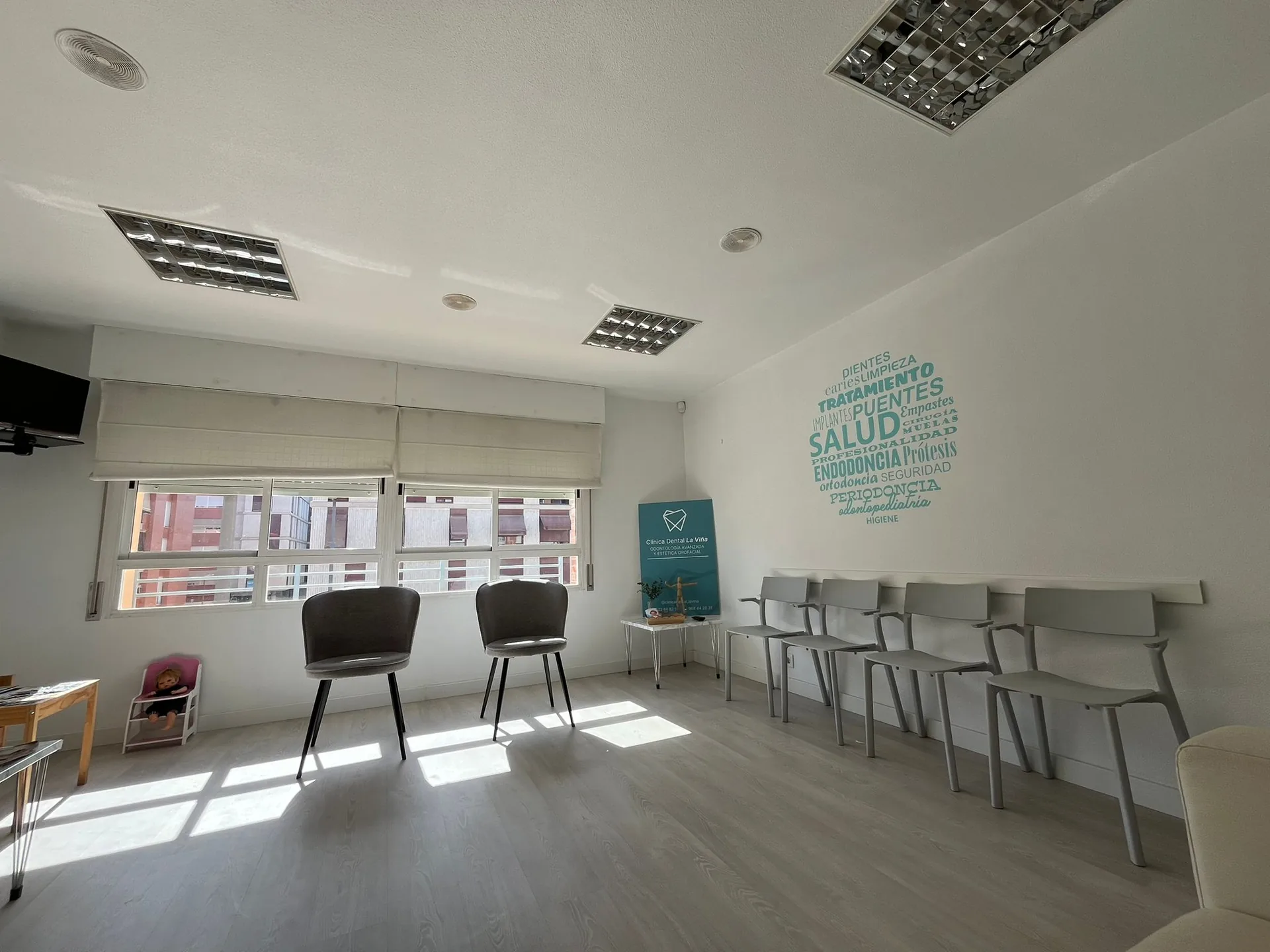 Sala de espera de Clínica Dental La Viña en Lorca, con luz natural entrando por las ventanas