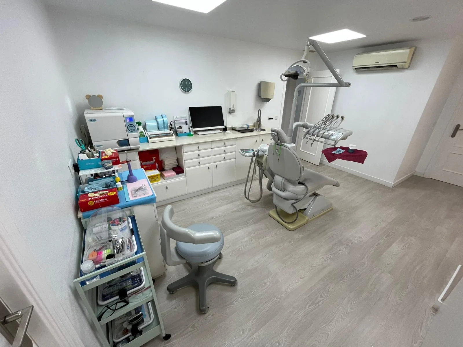 Gabinete con carro de instrumental, esterilizador y sillón dental