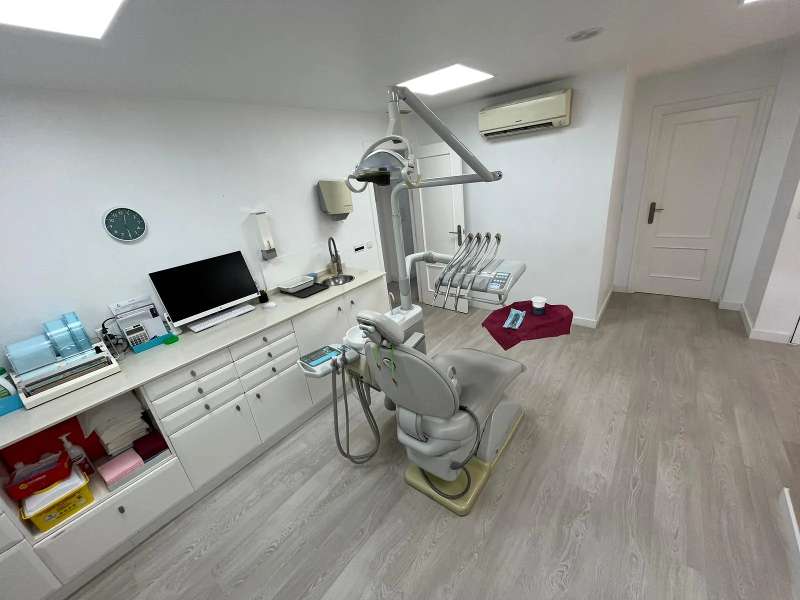 Gabinete con sillón dental, monitor y equipo de radiodiagnóstico